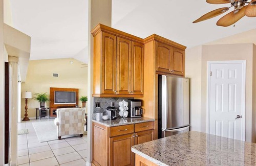 Caloosahatchee Villa | Cape Coral frente al agua de la serenidad - frente al agua, piscina y muelle grande para la relajación