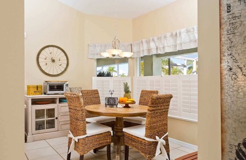 Caloosahatchee Villa | Cape Coral frente al agua de la serenidad - frente al agua, piscina y muelle grande para la relajación