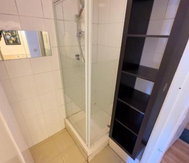 Woodberry Down Casa | Primary room with panoramic lake view