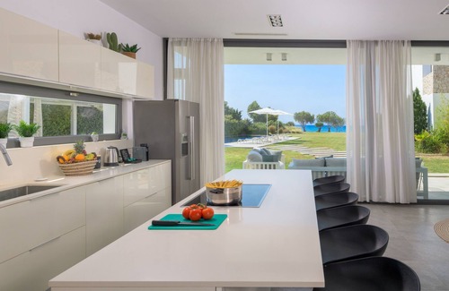 Soroni Villa | Prime Beach Front Villa de lujo con Cancha de tenis privada y 90m2 Infinity Pool