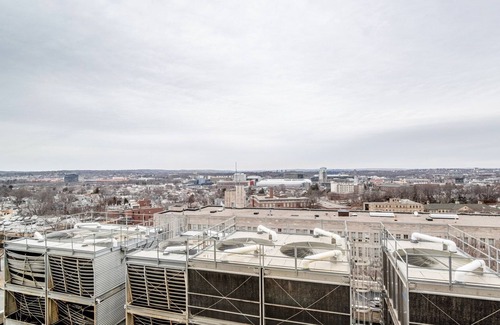 St. Elizabeth's Apartamento | Prime Brighton 1BR w/ W/D, Gym, near T, Shops + Dining, by Blueground