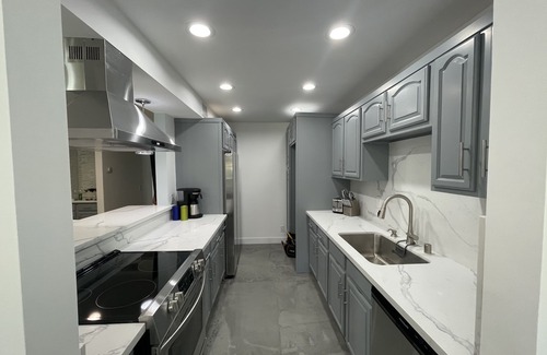 Calabasas Condominio | Prime Calabasas location brand new condo with Hillside Views and access to Lake
