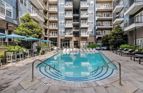 Cherry Apartamento | Sophisticated 1BD Stay | DT Access | Gym + W/D + Parking
