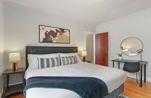 Old Irving Park Apartamento | Bright & Cozy 1BR Apartment