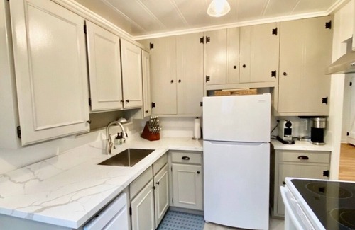 Golden Rectangle Casa | PRIME DOWNTOWN LOCATION-2br/2bath/office-Charming Cottage