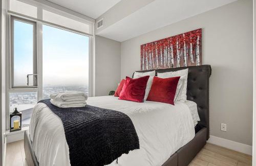Victoria Park Casa | PRIME Downtown 34th FL - Near Stampede, Casino, Bars! FREE Banff Pass, Parking, Wine!