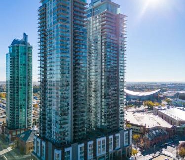 Victoria Park Casa | PRIME Downtown 34th FL - Near Stampede, Casino, Bars! FREE Banff Pass, Parking, Wine!
