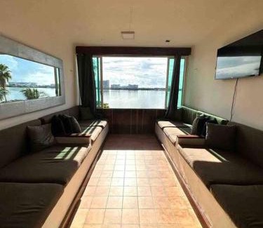 Zona Hotelera Apartamento | Prime Lagoonfront Apt in Hotel Zone - Walk to Beaches & Nightlife