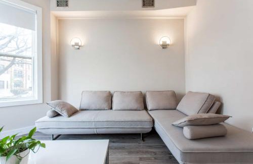 Lakeview Apartamento | Prime Location! - 1 Min Walk to Wrigley Field - 2BR Apts Perfect for Cubs Fans!