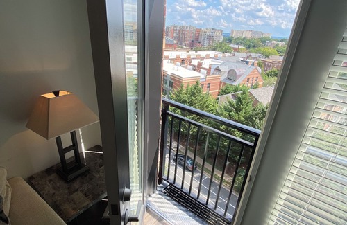 Radnor - Fort Myer Heights Apartamento | Prime Location 1BR in Secure Bldg., Near Dining, Amenities & Walkable!