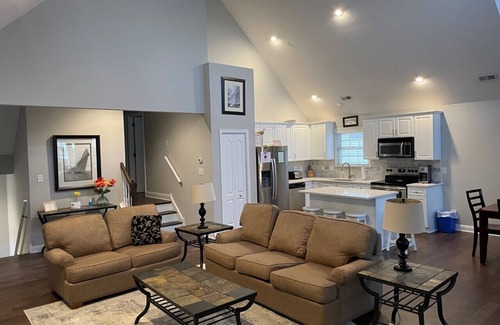 North End Casa | Prime Location! 5 Bed /4 Bath Condo 6 houses from Beach & Boardwalk! 2500 sq/ft