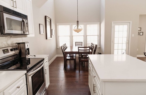 North End Casa | Prime Location! 5 Bed /4 Bath Condo 6 houses from Beach & Boardwalk! 2500 sq/ft