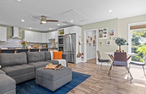 Gulph Mills Casa | Prime Location /Easy Parking/ Kayaks/ River