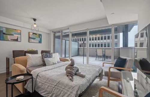 Bay Cloverhill Apartamento | Prime Location Escape Modern 1BR with Terrace