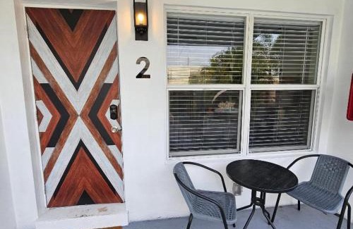 Central Oakland Park Apartamento | Prime Location Gateway with Pool & Patios, Near Beaches, Groceries and Restaurants