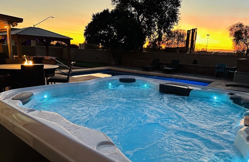 La Buena Vida Casa | Prime Location HotTub/ Pool/ Outdoor Kitchen Spring training Clean and Safe.