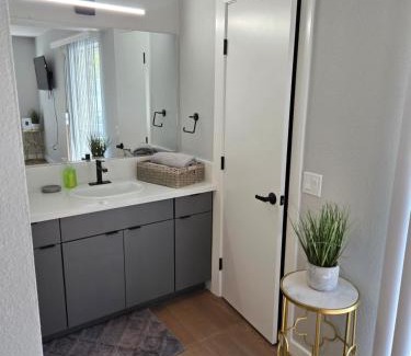 Costa Mesa Apartamento | Prime Location in the OC ,Near Beach, Airport & Disney