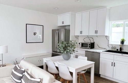 Winnetka Casa | Prime Location, Modern Style: Explore LA from Our Reseda Oasis!