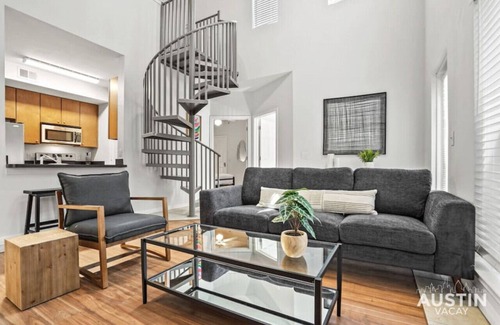 West Campus Apartamento | Prime Location | Modern Comfort + Sleeps Up to 16