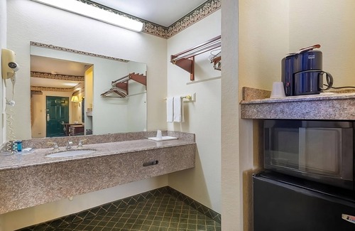 Three Rivers Casa | Prime Location! Parking, Pets Allowed, Free Parking Onsite, Outdoor Pool!