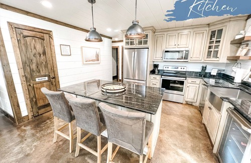Hochatown Cabina | Prime Location! Paved Roads, Hot Tub, Games, Playset, Fire Pit, Family-Friendly!