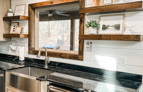 Hochatown Cabina | Prime Location! Paved Roads, Hot Tub, Games, Playset, Fire Pit, Family-Friendly!