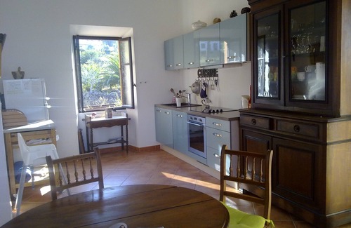 Algajola Apartamento | Casa catalogada directamente en la playa, con una gran terraza y balcón.