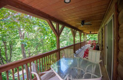 West Jefferson Casa | Prime Location- Secluded, Fire Pit, Covered Decks!