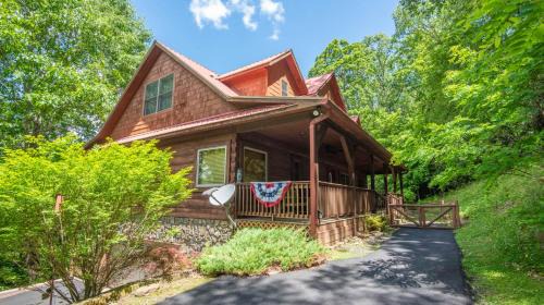 West Jefferson Casa | Prime Location- Secluded, Fire Pit, Covered Decks!