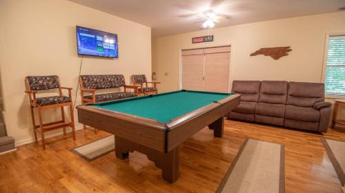West Jefferson Casa | Prime Location- Secluded, Fire Pit, Covered Decks!