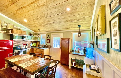 Dripping Springs Cabaña | Excelente ubicación a lugares! Preciosa nueva Hill Country Cottage para 10 por Camp Lucy