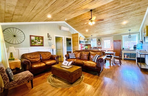 Dripping Springs Cabaña | Excelente ubicación a lugares! Preciosa nueva Hill Country Cottage para 10 por Camp Lucy