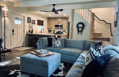 South Lake Tahoe Casa | Prime Location! Fully Remodeled! Cozy and Chic!