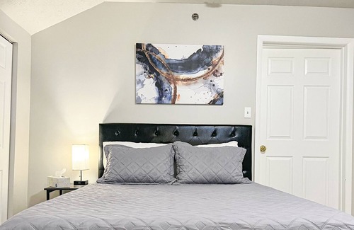 Ross Township Apartamento | PRIME location w/Great Wifi and Free Parking!