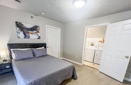 Ross Township Apartamento | PRIME location w/Great Wifi and Free Parking!