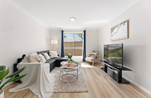 North Rocks Casa | Prime Location - Walk to Shops & Easy Transport