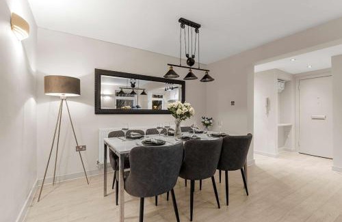 Queen's Park Apartamento | Prime Location with Modern Comfort