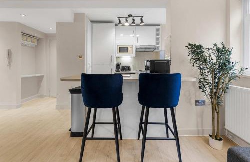 Queen's Park Apartamento | Prime Location with Modern Comfort
