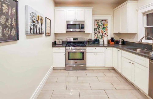 Los Feliz Casa | Prime Los Feliz Craftsman 2/1 Bungalow Home, Big Yard, Dog Friendly,Washer/Dryer