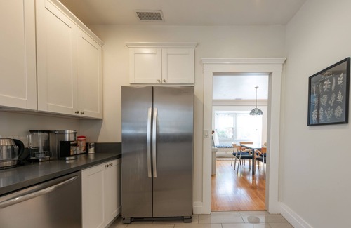 Los Feliz Casa | Prime Los Feliz Craftsman 2/1 Bungalow Home, Big Yard, Dog Friendly,Washer/Dryer