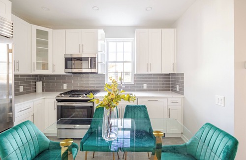 Southeast Yonkers Casa | Prime Luxury with Balcony Wood Fireplace