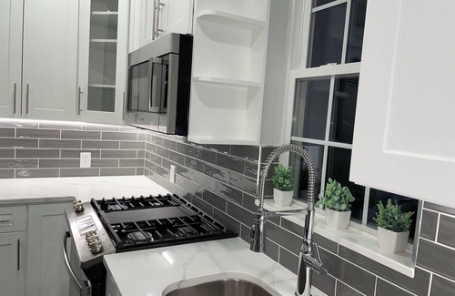 Southeast Yonkers Casa | Prime Luxury with Balcony Wood Fireplace
