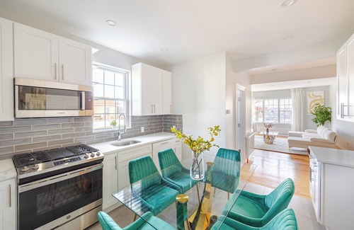 Southeast Yonkers Casa | Prime Luxury with Balcony Wood Fireplace