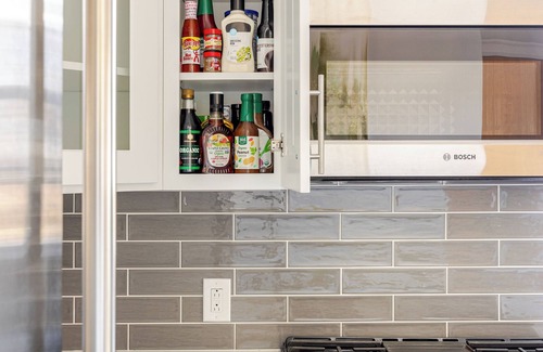 Southeast Yonkers Casa | Prime Luxury with Balcony Wood Fireplace