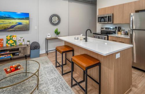Over-the-Rhine Apartamento | Prime OTR, 3 Lux Queen Beds, Two 55in TVs, Steps to TQL, Findlay Market, Light Rail, Fast Wifi