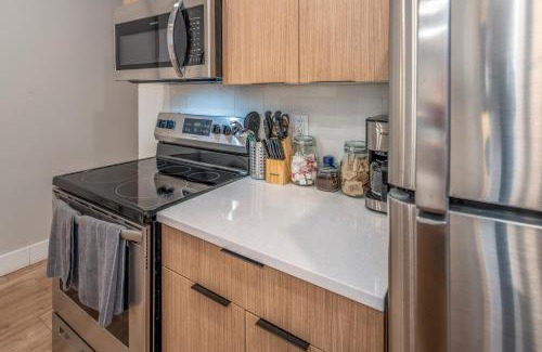 Over-the-Rhine Apartamento | Prime OTR, 3 Lux Queen Beds, Two 55in TVs, Steps to TQL, Findlay Market, Light Rail, Fast Wifi