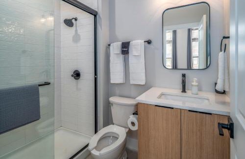 Over-the-Rhine Apartamento | Prime OTR, 3 Lux Queen Beds, Two 55in TVs, Steps to TQL, Findlay Market, Light Rail, Fast Wifi