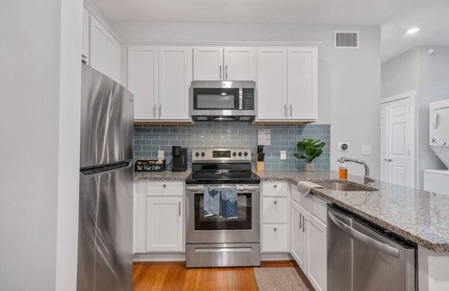 Over-the-Rhine Apartamento | Prime OTR off Vine+Lux Full Bed+Near FREE Light Rail+Fast WiFi+50in TV+ Sleeps 3