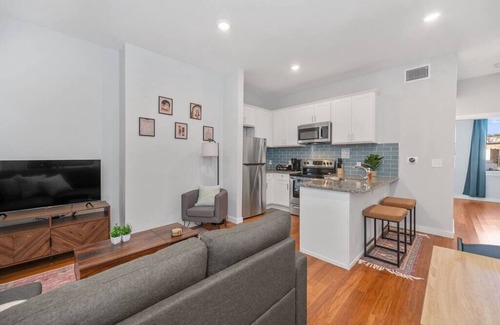 Over-the-Rhine Apartamento | Prime OTR off Vine+Lux Full Bed+Near FREE Light Rail+Fast WiFi+50in TV+ Sleeps 3