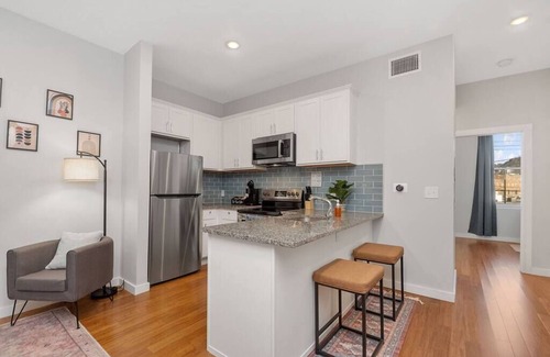 Over-the-Rhine Apartamento | Prime OTR off Vine+Lux Full Bed+Near FREE Light Rail+Fast WiFi+50in TV+ Sleeps 3
